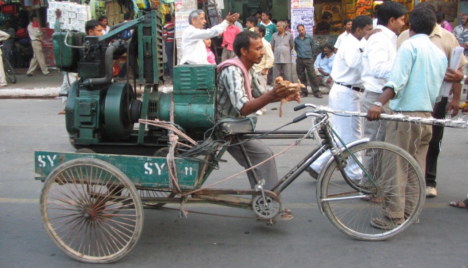 A diesel generator being ferried on a street of Delhi for a procession. (Image by Dandan)