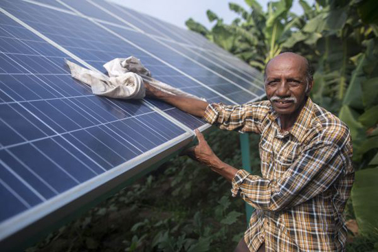 Ramanbhai Parmar on his farm with his solar pump (Image by Prashanth Vishwanathan; Image courtesy IWMI)