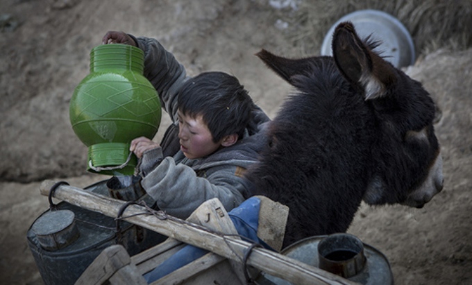 In one of China’s most parched regions, villagers in Ningxia province are being relocated to less arid areas as precious water supplies evaporate in the face of climate change. (Image by 徐晓林) 