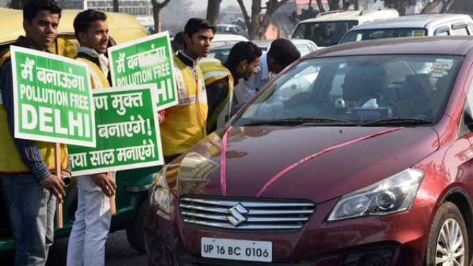 Volunteers helped enforce the odd-even rules (Image by Delhi government)