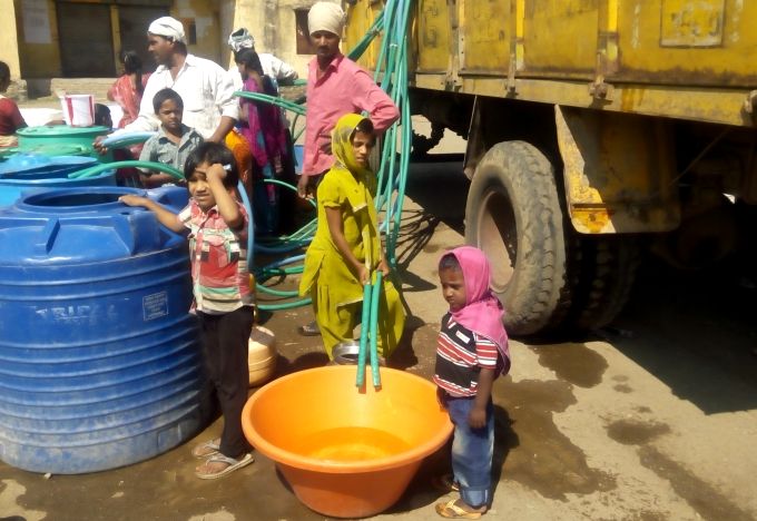 People wait for hours for water tankers in Marathwada, Maharashtra. (Image by Atul Deulgaonkar)
