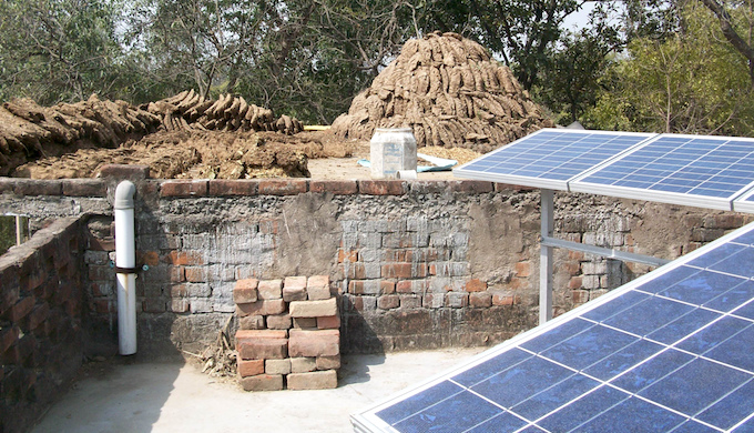 Rooftop solar power panels near Jagdishpur in northern India. (Image by Stockholm Environment Institute)