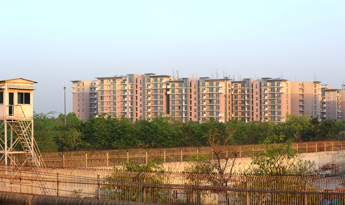 The government encroached on the Yamuna floodplain to build the athletes’ village for the 2010 Commonwealth Games, and the courts permitted this despite litigation by environmentalists. Together, the Commonwealth Games Village and the Akshardham temple next door occupy around 150 hectares of the riverbed 