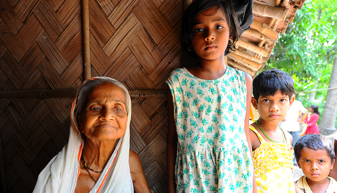 The problems caused by arsenic contamination in drinking water are not only medical, but socio-economic as well. Kinubala Bagh (left) lost her husband to arsenic poisoning in 1994. Since then, she has had no means to support herself, and has been living with her son and grandchildren (on the right).