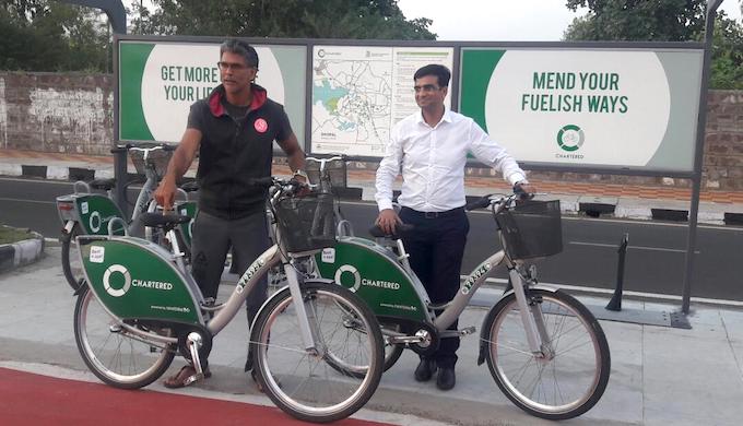 Actor Milind Soman, brand ambassador of India Vision Zero, inspects the dedicated cycle track before the launch of the public bike sharing system in Bhopal. (Photo courtesy WRI India)
