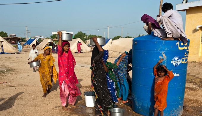 Water being distributed to displaced people taking refuge at the Makli Graveyard, Thatta, Pakistan. (Photo by ADB)