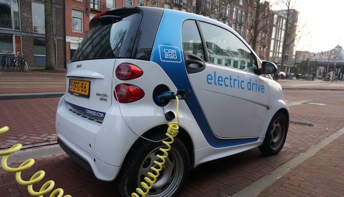 Switching completely to electric cars powered by lithium-ion batteries is an impractical dream (Photo by Marilyn Murphy)