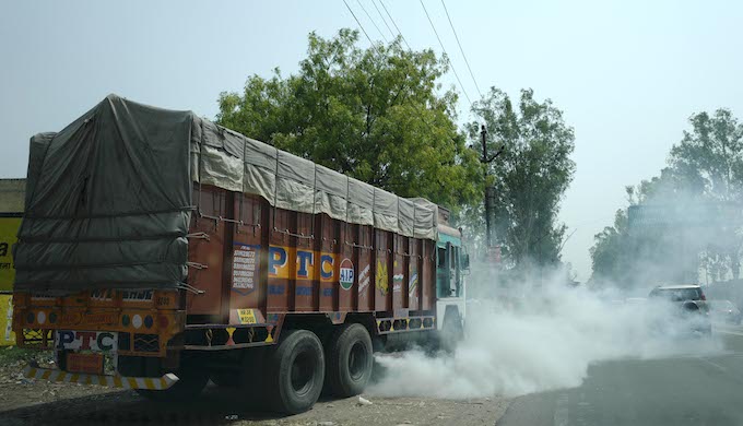 The National Green Tribunal banned entry of trucks into Delhi in November 2017 after air pollution rose to alarming levels. Though the ban has been lifted, movement of trucks in Delhi are subject to the state of air pollution (Photo by Prasanna Mohanty)